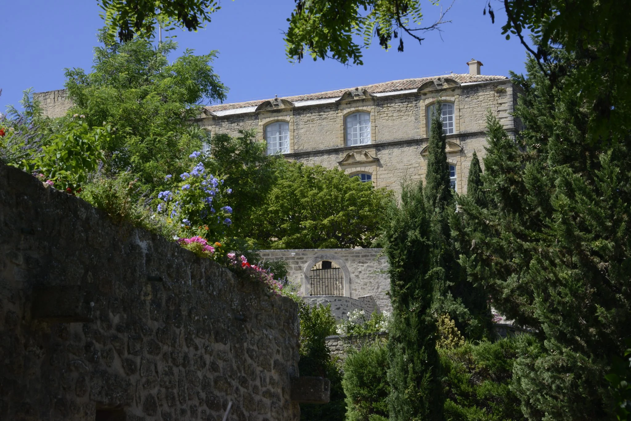 Luberon villages Provence France Lourmarin Rent-Our-Home rentourhomeinprovence Ansouis chateau