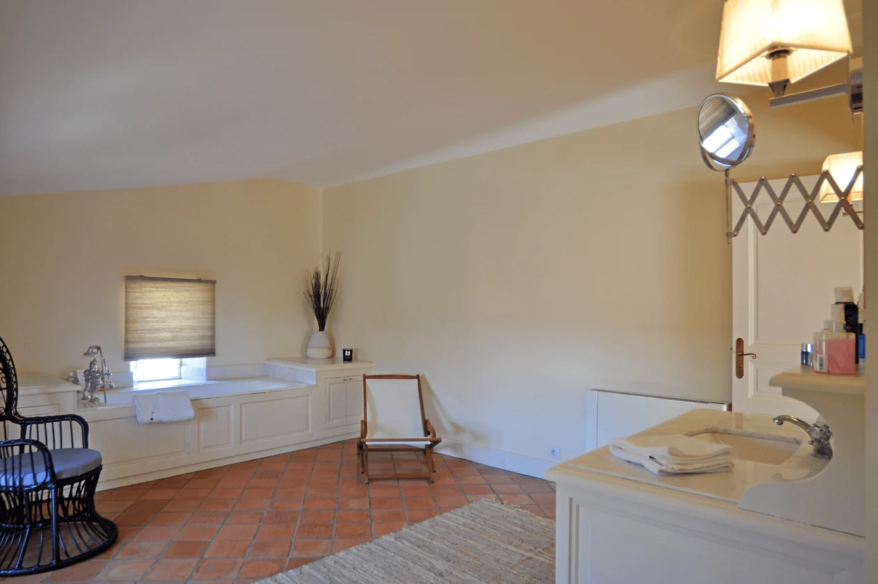 Luberon villages Provence France Rent-Our-Home rentourhomeinprovence Lourmarin Manoir de Lourmarin