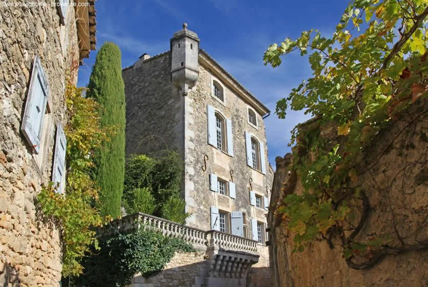 luberon villages Provence France Lourmarin Rent-Our-Home rentourhomeinprovence Menerbes