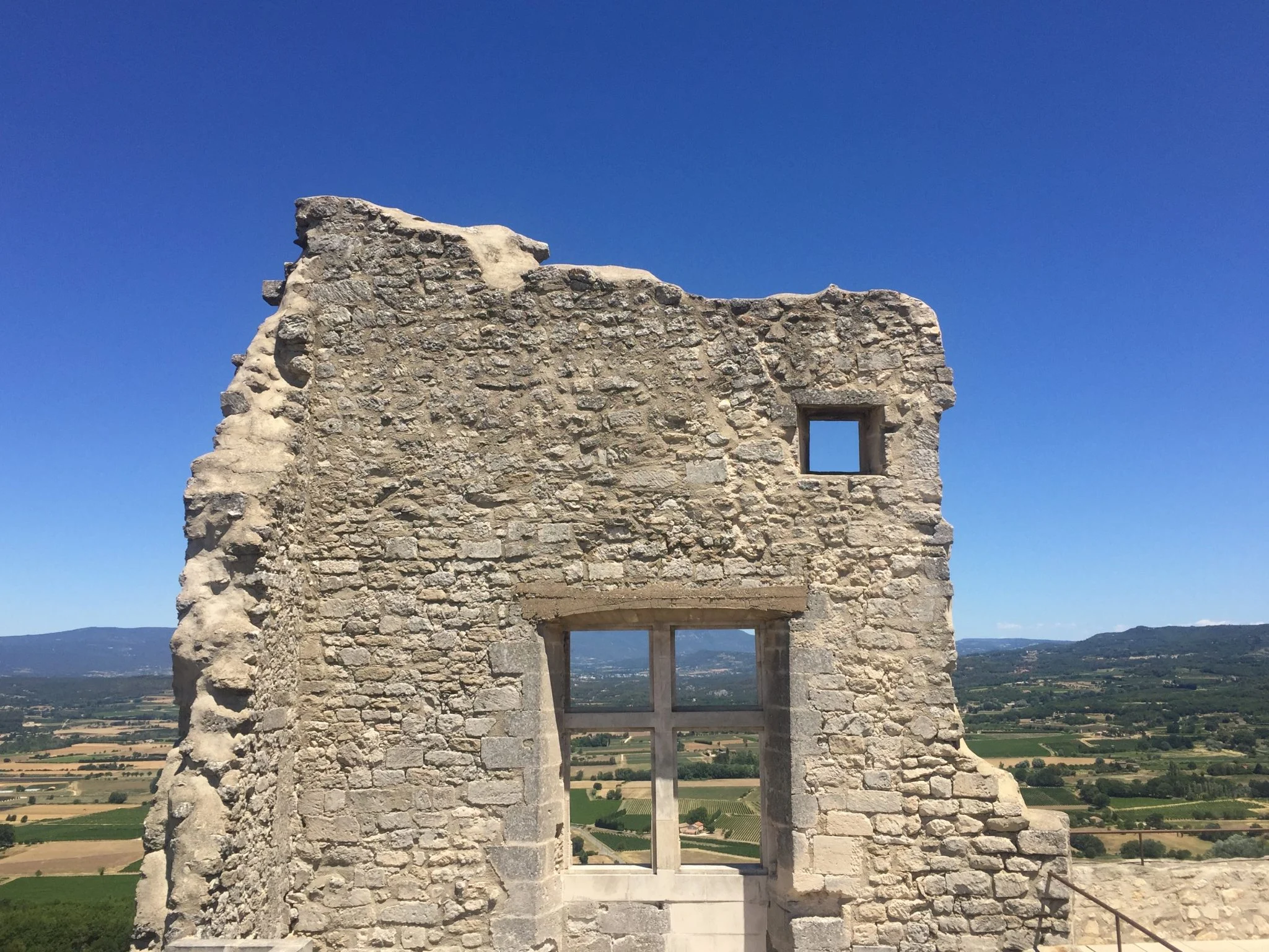 Luberon villages Provence France Lourmarin Rent-Our-Home rentourhomeinprovence Lacoste chateau