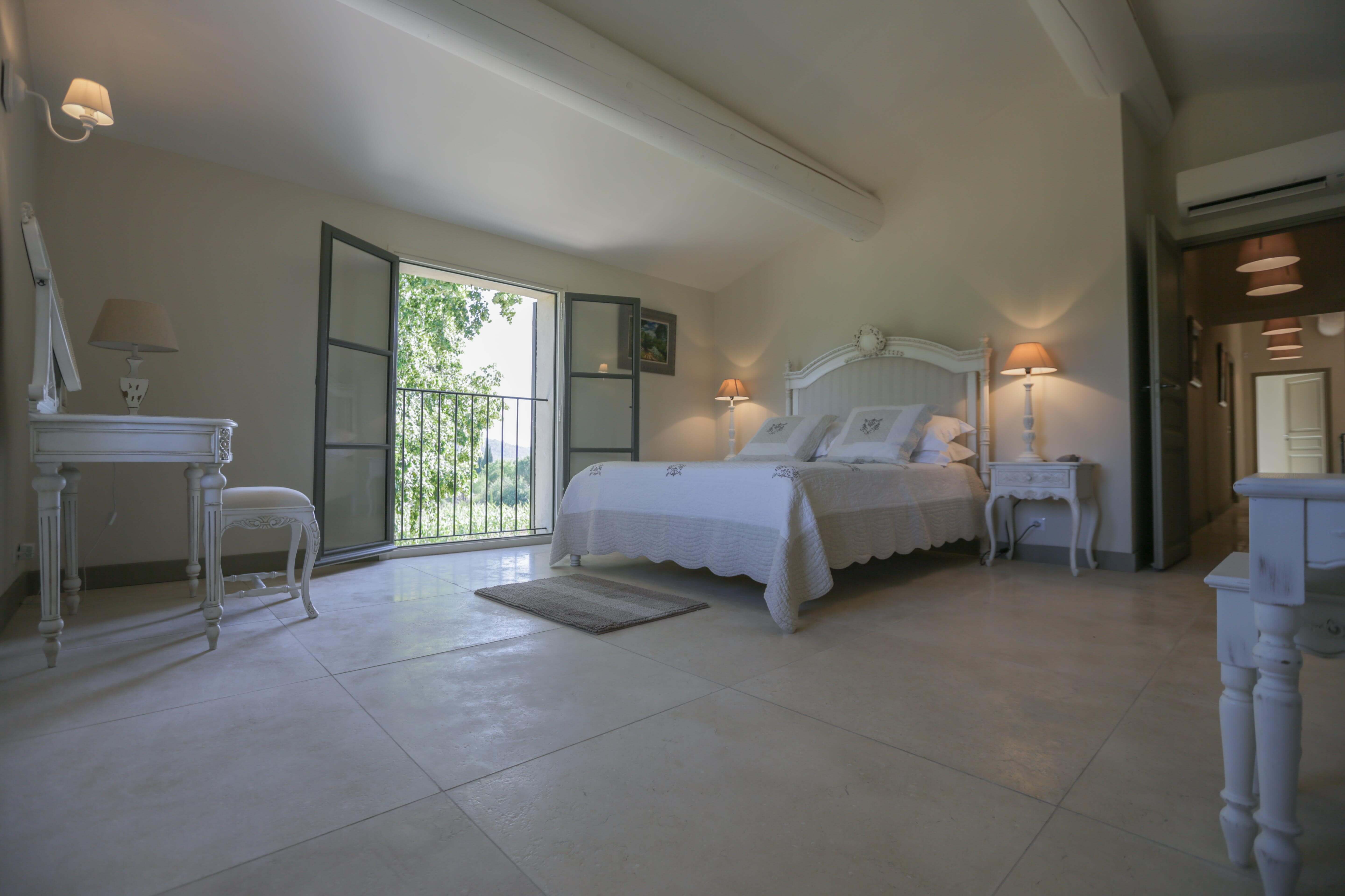Luberon villages Provence France Rent-Our-Home rentourhomeinprovence Lourmarin Les Trois Clefs Ansouis